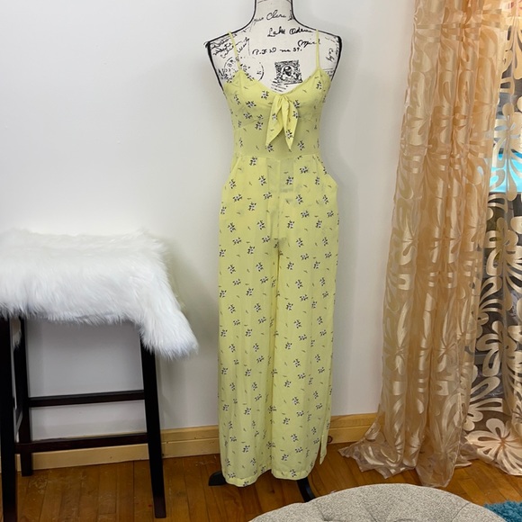 💕Super Cute Pale Yellow Tie Front Jumpsuit💕 - Picture 3 of 10